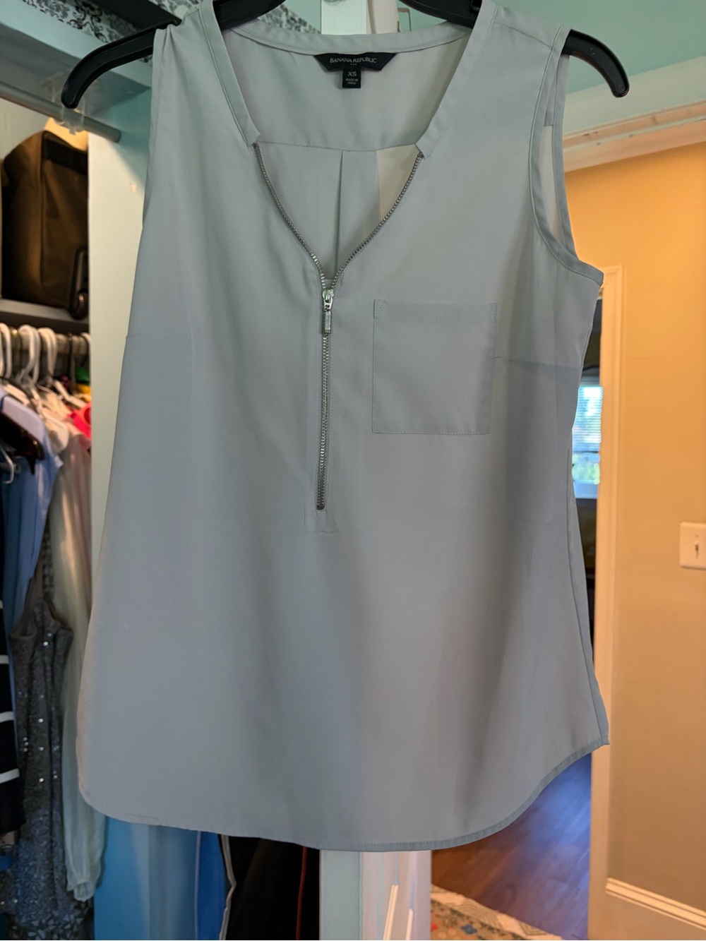 banana Republic Light Gray Sleeveless Zip-Front Shell Top- xs